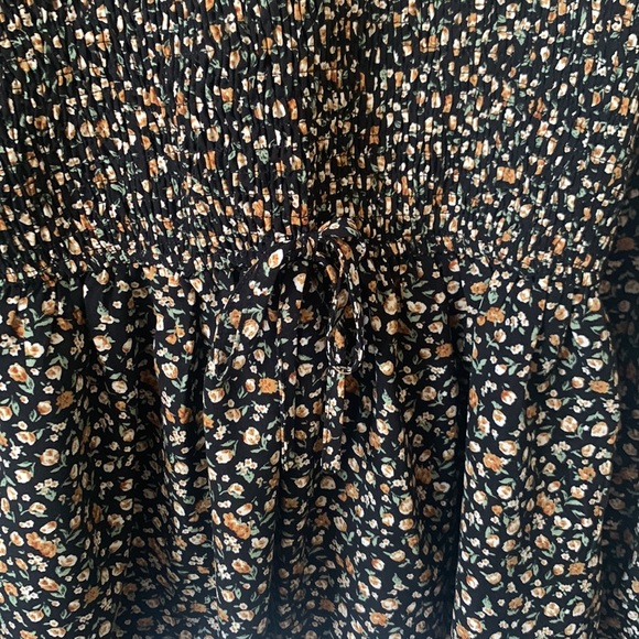 Flowered blouse. - Picture 2 of 3